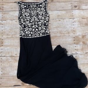 Tadashi Gown Size XS Beaded top black & white